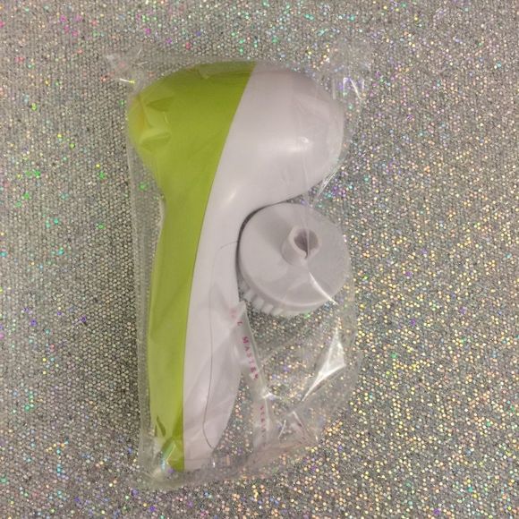 Battery Operated Facial Cleansing Brush - Picture 3 of 5